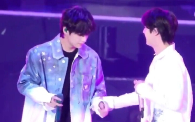 [防弹少年团]发现裤链没拉好的阿珍告诉泰亨 憨憨的小熊不知所措竟想上手去拉？！