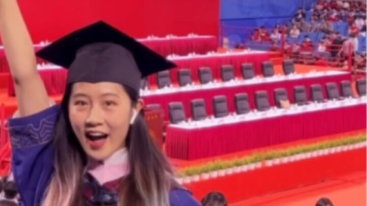 I danced the queen card solemnly at the graduation ceremony of Peking University.