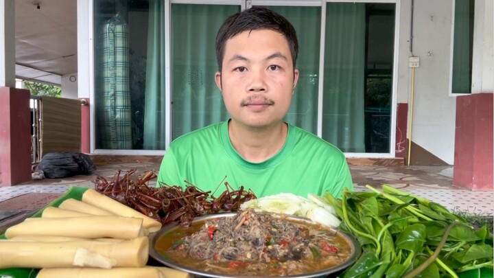 ป่นกบนานัวๆ‼️ตั๊กแตนทอดกรอบแกล้มลวกผักยอดหน่อไม้แซ่บหลายอีหลีเด้อ🦑🦑🦑🦑