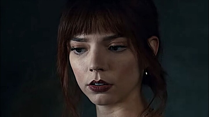 طاهٍ ماهر يقدّم لأصحابه أطباقًا شهية.