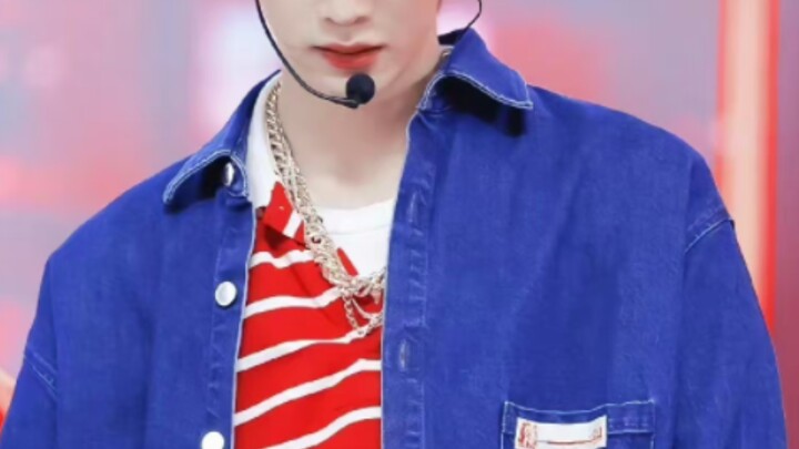 "Thần tượng đã phẫu thuật thẩm mỹ trá hình và thay đổi đầu để trở nên xấu xí"
