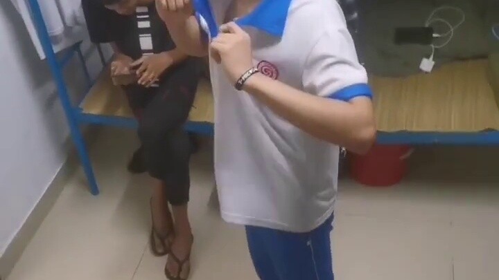 Ketika berbicara dengan suara loli di asrama