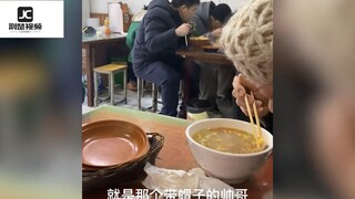 女儿和妈妈吃早餐遇到心仪男生，怂恿妈妈要微信，网友直呼学到了