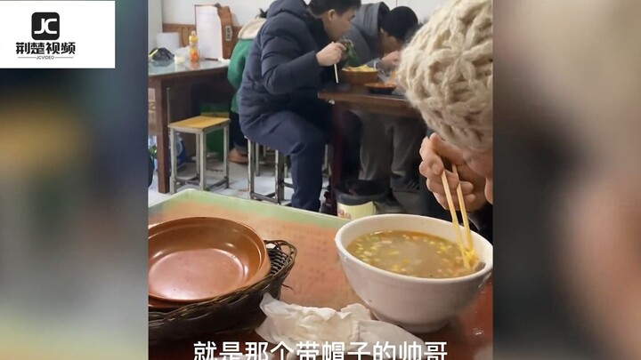 女儿和妈妈吃早餐遇到心仪男生，怂恿妈妈要微信，网友直呼学到了