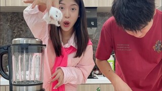 Sử dụng một quả bóng bay thay vì một con chuột hamster và giả vờ thả con chuột hamster vào máy ép tr