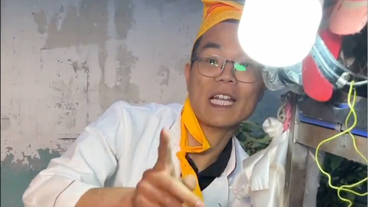 Món bánh đậu cuộn quẩy do lão thợ bán nhiều năm, ai cũng sẵn sàng ăn.