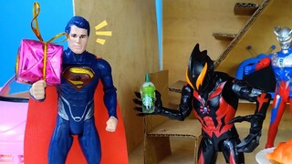 Bellia đánh thức Cero và Ultraman Taro đang ngủ và nói rằng Hulk và Superman đang đến nhà