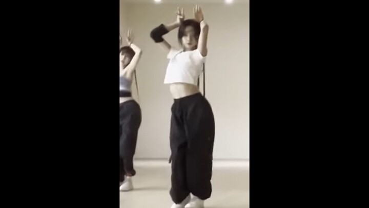 被评为参赛选手中舞蹈实力top1只是因为粉丝多？这个视频告诉你答案——李夏天queendom puzzle WEB（线）舞台练习室自制直拍