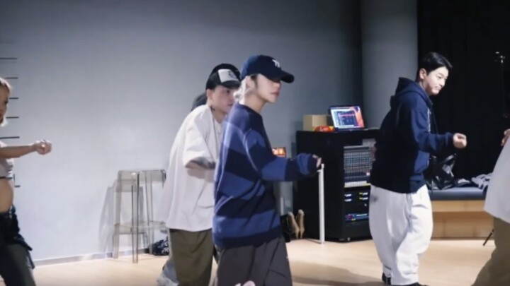 【ติงฮุยเหริน】หล่อสุด! สตูดิโอซ้อมเพลง〈Bite Me〉‖ใส่หมวกแก๊ป หน้าตาจริงจัง เต้นแล้วน่าหลงใหลมาก