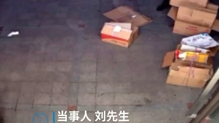 “I’ve never seen anyone like this” — The shopkeeper gave the elderly man a cardboard box for free, b