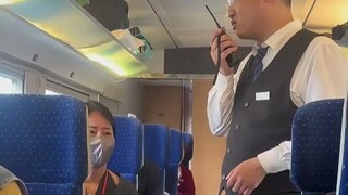 سأل الراكب البائعَ في القطار فائق السرعة عن كيفية طلب الطعام، فما قاله البائع أضحك الجميع بشدة.