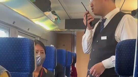 سأل الراكب البائعَ في القطار فائق السرعة عن كيفية طلب الطعام، فما قاله البائع أضحك الجميع بشدة.