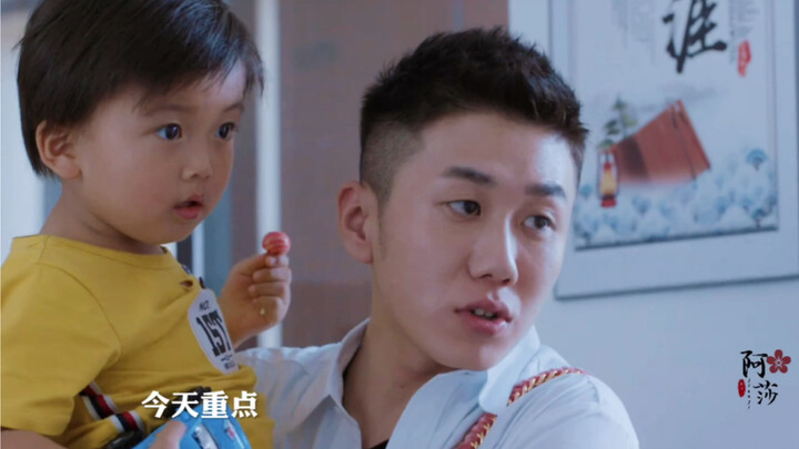 คุณพ่อคุณแม่ถูกเชิญไปงานจางเฮ่าเถียน แต่กลับแอบหัวเราะให้ลุงขณะเดินทางไปโรงเรียน!