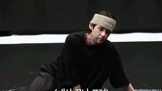 تايهيونغ ليس جيدًا جدًا في الترجمة هاها، ثم طلب من جيمين أن يعلمه كيفية الترجمة هاها، مثل هذا 95 لطي
