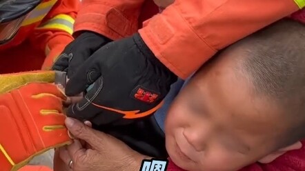 A naughty kid’s finger got stuck in a metal door latch—“Let me grab a bite of crispy noodles to calm