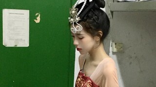 “妈妈说：这个女同学真漂亮！”