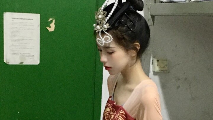 “妈妈说：这个女同学真漂亮！”