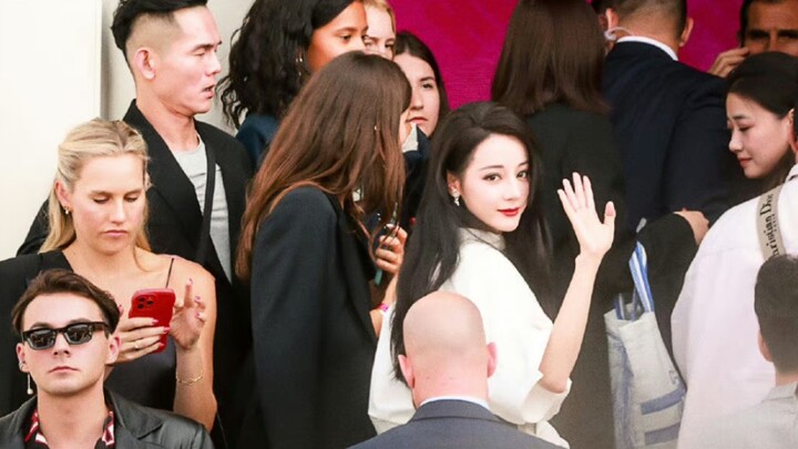 คนแรกที่เข้าสู่สนามโดยตรง ใบหน้าของพี่สาวก็โดดเด่นสวยงามท่ามกลางใบหน้าของชาวตะวันตก