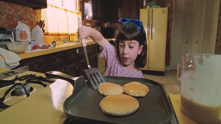 Bị bố mẹ coi như vô hình, cô bé 4 tuổi đã tự nấu ăn, cuối cùng lại trở thành thiên tài.