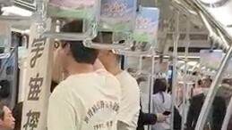 يضحك حتى يصبح غنيًا! أحد المتابعين التقى بكونغ دا شان والمعلم يانغ هاو يو وهما يحملان لافتة تحرير اس