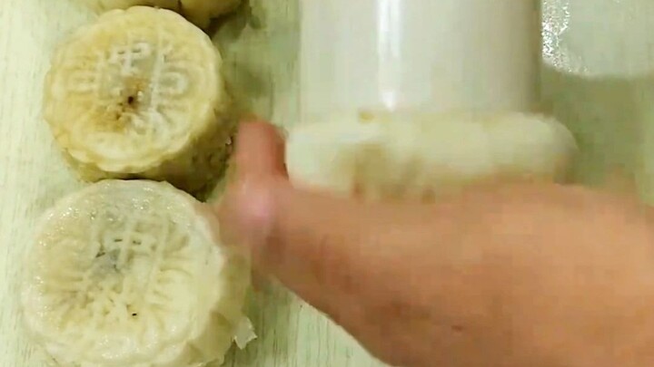 As everyone knows, mooncakes are a shape, not a type of food... #EntertainmentAwards #Funny #FunnyVi