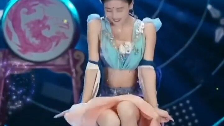How many times did the squat dance you asked for do in the Evergrande Song and Dance Troupe's Evergr