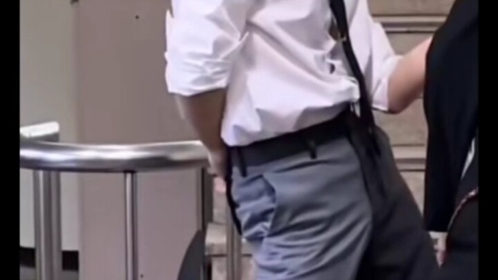 Kwon Soon-young sebagai karyawan kantoran bikin merasa kayak nonton film aja.