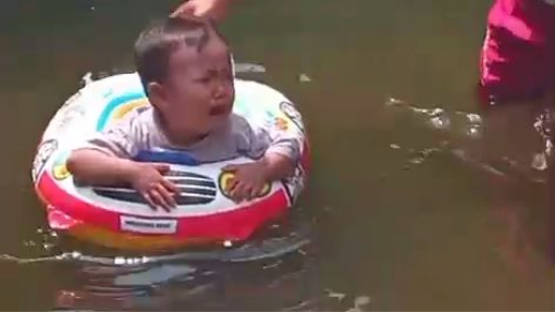 takut gara-gara di kolam ada ikannya