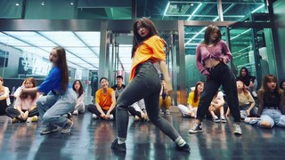 Koreografi Wanida yang sangat baik dan lembut untuk Longlong Nicole