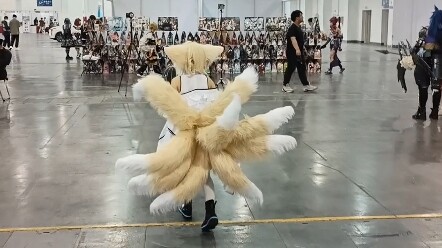 Ai là em bé dễ thương bị lạc tại hội chợ anime vậy nhỉ?