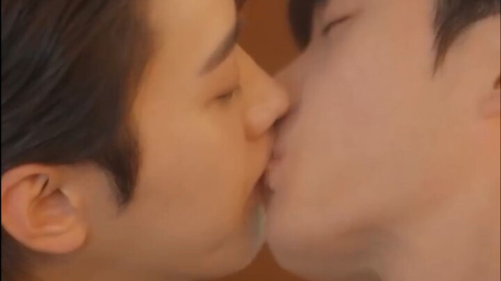 Slow day at work = perfect time for a make-out sesh…