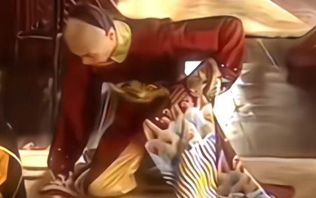 Cúi chào mà vai không trùng, lưng không còng, quỳ xuống trông cực kỳ oai phong — Triệu Hồng Phi tron