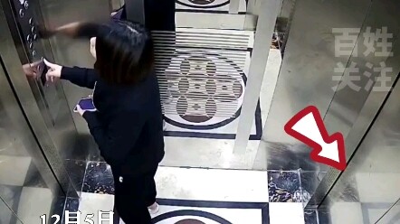 امرأة في مصعد ببابين لا تستطيع العثور على المخرج فتظن أنها عالقة وتبقي غاضبة من المصعد طوال الوقت!