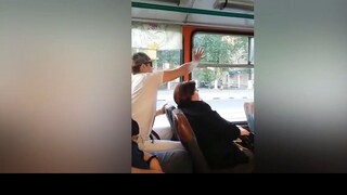 meme Cực kì  hài là anh trai này trên xe buýt