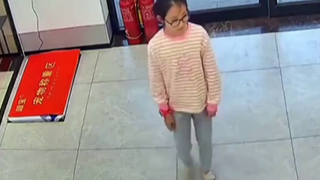 دفء قانون حماية القاصرين يلمع في الزاوية الصغيرة لمتجر الحيوانات الأليفة