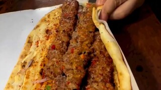 Bước cuối cùng để làm món burrito Thổ Nhĩ Kỳ chính thống là tách xiên ra.
