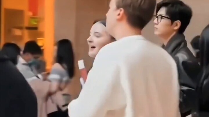 Ini adalah hari lain yang membuat iri Xiao Zhan di Museum Louvre! ! (Lihat tanda air di video asli)