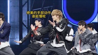 Detail tarian mengaum dengan gulungan emas smt