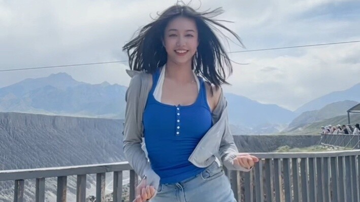 การเต้นรำถูกถ่ายทำกลางแจ้งในจุดชมวิวซินเจียงพร้อมกับเสียงเชียร์อันกึกก้อง ผู้คนที่เดินผ่านไปมาต่างโห