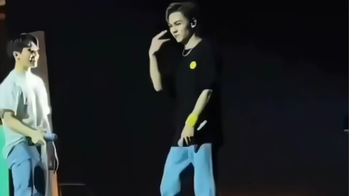 Hai bé đáng yêu!