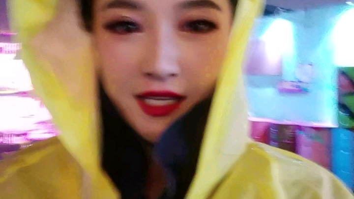 ขอบคุณทุกคนที่รับชมนะ รักพวกคุณมาก ฉันยังต้องรีบกลับไปเจิ้งโจวในคืนนี้ด้วย! เพื่อให้ดูดีขึ้นเวลาถ่าย