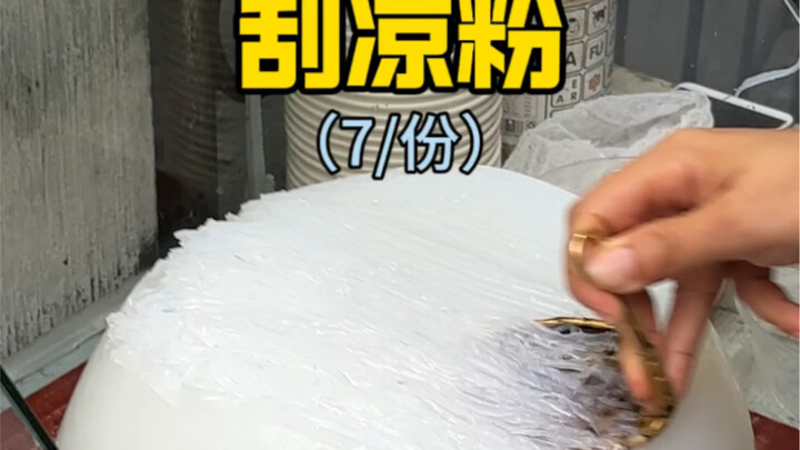 Ông cụ ngoài 70 tuổi làm món sương sa mát lạnh! Giá cả ở Trường Sa khiến tôi xúc động đến rơi nước m