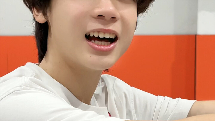 Menantang lempar meja dengan sepatu ekstrem!