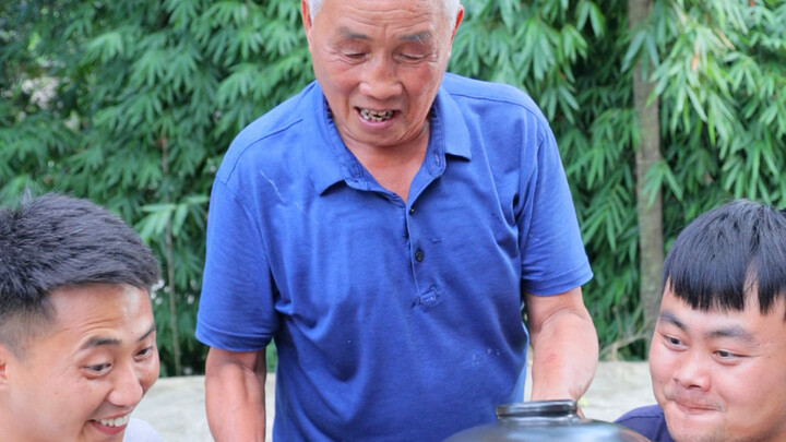 Hôm nay cả hai bát đều là hải sản.