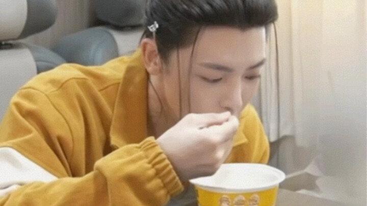 Wang Ye has so many adorable quirks: he loves drinking goji berry tea and eating steamed buns, enjoy