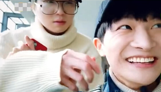 بالفعل، الاثنين يشكّلان ثنائيًا سماويًا! الغناء المشترك جميل جدًا، ولحظة "تعديل الوجه" كانت مليئة با