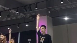لا أستطيع التوقف عن تحريك مؤخرتي｜I can't stop me مباشر