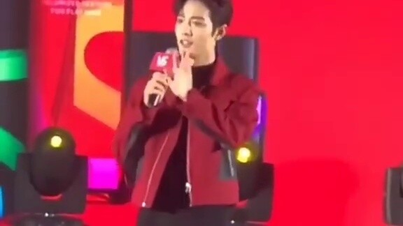 Xiao Zhan sangat lucu saat melompat menuruni tangga❤️❤️