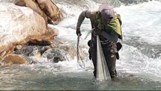 cast netting in nepal | himalayan trout fishing with handmade cast net |
