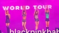 BLACKPINK menari bersama diiringi Bunga Jisoo